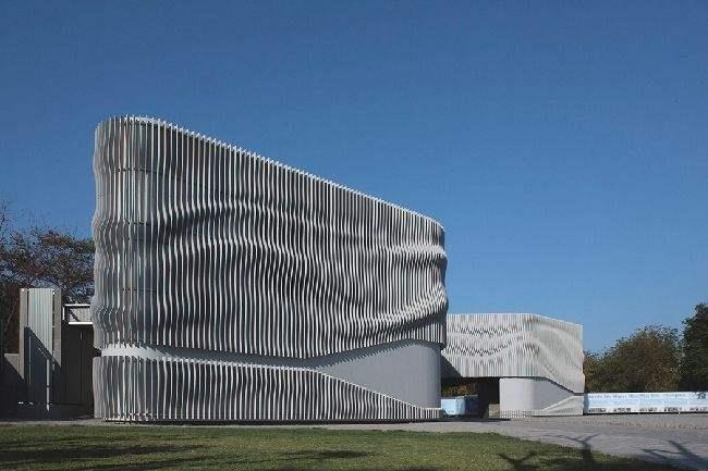 松滋浅谈现代建筑采用网架结构安装的主要优势和应用